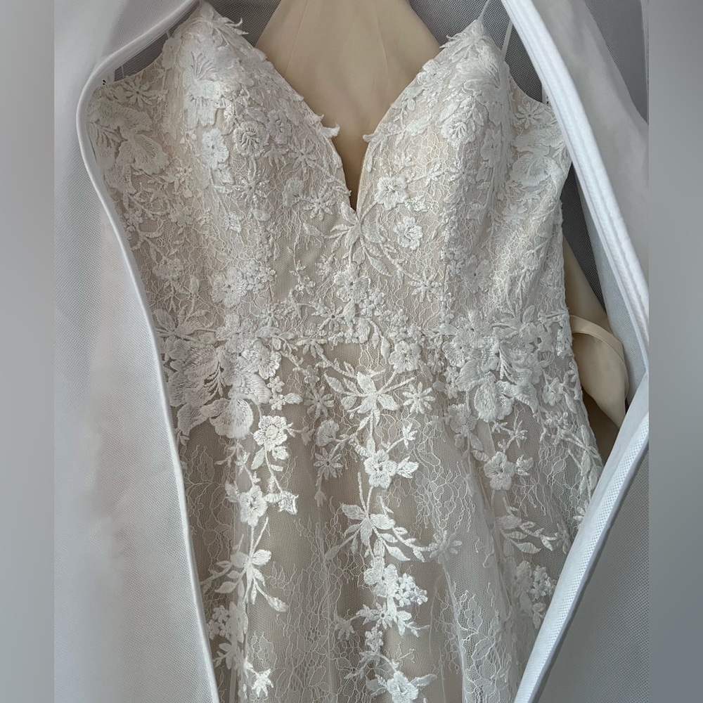 NWOT Romantic Wedding gown - Picture 5 of 8